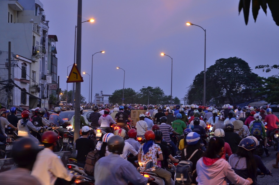 Kẹt xe trầm trọng khu vực cầu Nhị Thiên Đường - 4 Các phương tiện chen chúc nhau di chuyển qua cầu Nhị Thiên Đường 2 sau khi cầu Nhị Thiên Đường 1 bị rào chắn để đập bỏ