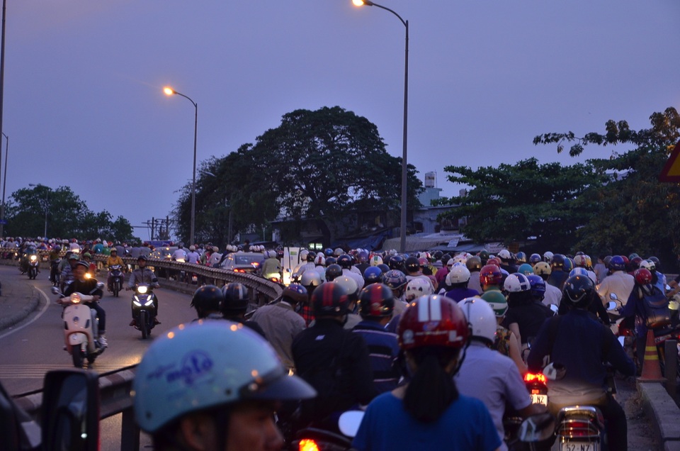 Kẹt xe trầm trọng khu vực cầu Nhị Thiên Đường - 3 Kẹt xe trầm trọng khu vực cầu Nhị Thiên Đường - 3