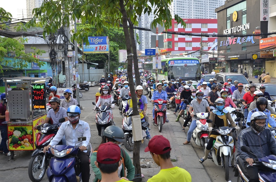 Kẹt xe trầm trọng khu vực cầu Nhị Thiên Đường - 9 Các phương tiện leo lên vỉa hè tìm lối thoát