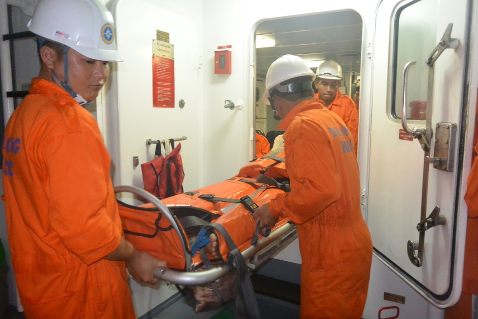 Cứu thuyền trưởng tàu cá bị đau bụng dữ dội - 2 Sau khi được đưa vào đất liền, nạn nhân được chuyển đến bệnh viện để tiếp tục điều trị