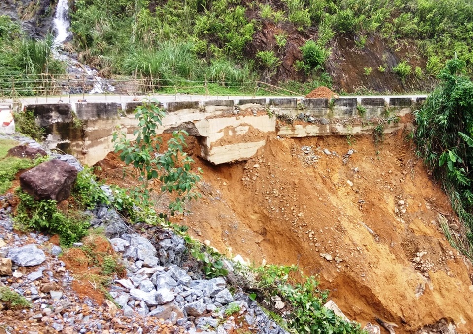 Nước từ trên núi đổ xuống đã khiến nhiều điểm sạt lở đến ta luy âm. Nguy cơ tiếp tục sạt lở nếu thời tiết mưa lớn diễn ra.