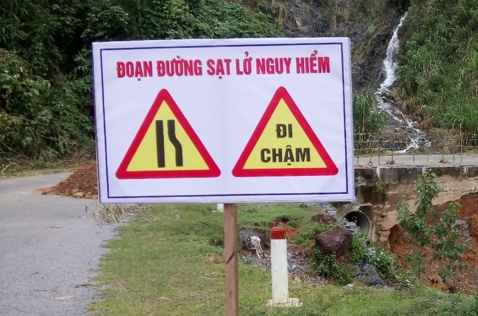 Chính quyền địa phương và ngành chức năng đã đặt biển cảnh báo nguy hiểm qua đoạn đường sạt lở.