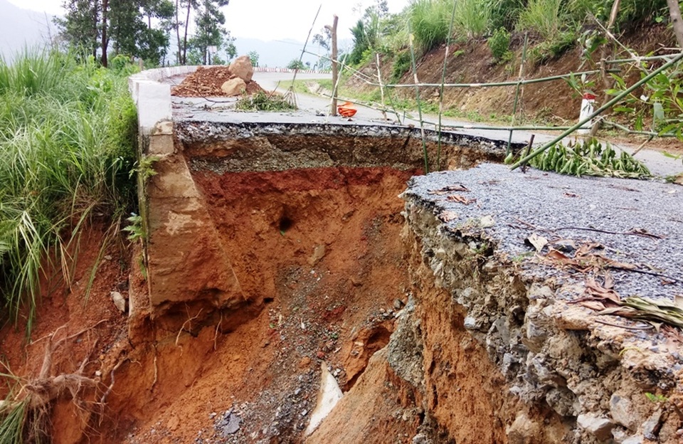 Vị trí sạt lở đoạn qua xã Yên Nhân nằm ngay khúc đường cua, rất nguy hiểm đối với người và phương tiện tham gia giao thông. Hiện chính quyền và ngành chức năng đã rào chắn lại để cảnh báo người đi đường. Tuy nhiên, vào ban đêm, hạn chế tầm nhìn sẽ rất nguy hiểm khi đi qua các điểm sạt lở này.