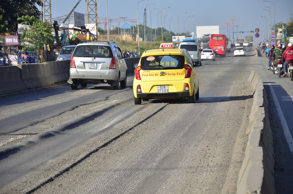 Mặt đường cửa ngõ phía Đông Sài Gòn “cuộn sóng” vì hằn lún - 6 Mặt đường cửa ngõ phía Đông Sài Gòn “cuộn sóng” vì hằn lún - 6