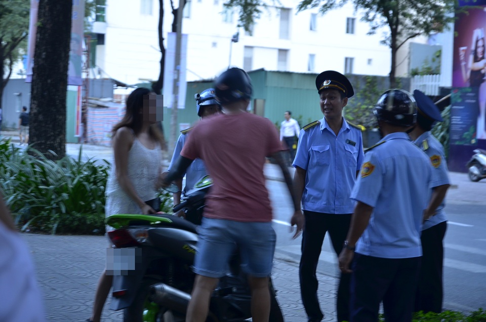 Đi dẹp vỉa hè, trật tự đô thị phường bị hành hung - 1 Lực lượng Trật tự đô thị quận 1 bị người vi phạm phản ứng trong quá trình ra quân dẹp vỉa hè
