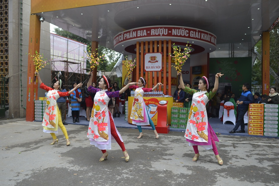Tưng bừng khai mạc Hội chợ đồ uống và hàng tiêu dùng chào Xuân 2015 - 4 Tưng bừng khai mạc Hội chợ đồ uống và hàng tiêu dùng chào Xuân 2015 - 4