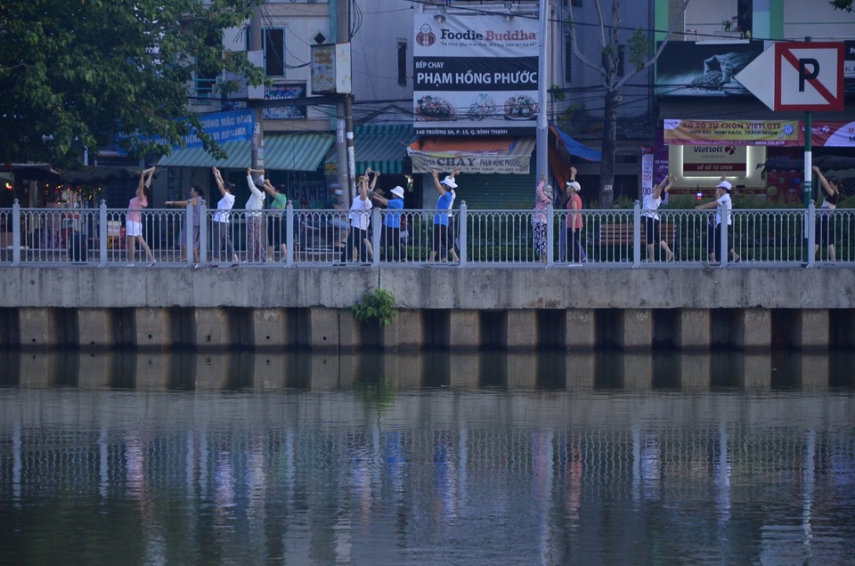 Một Sài Gòn không ồn ào, khác lạ trong ngày đầu năm mới - 2 Người dân tập thể dục dọc kênh Nhiêu Lộc - Thị Nghè