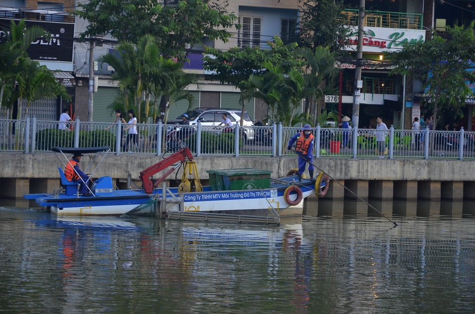Một Sài Gòn không ồn ào, khác lạ trong ngày đầu năm mới - 3 Công nhân tiến hành vớt rác trên kênh ngày đầu năm mới