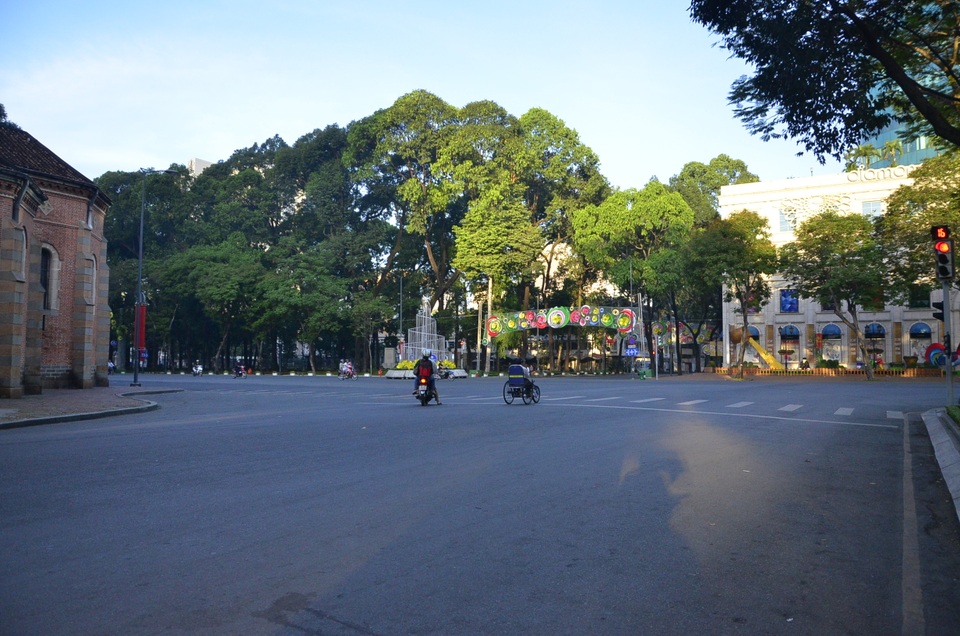 Một Sài Gòn không ồn ào, khác lạ trong ngày đầu năm mới - 11 Nhiều tuyến đường chỉ lác đác vài xe qua lại