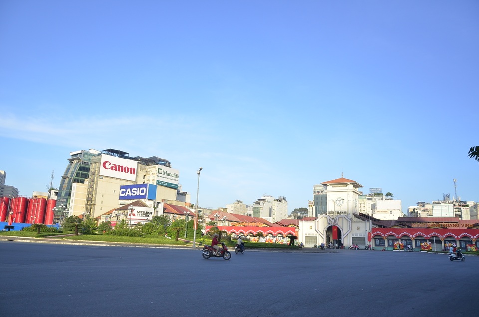 Một Sài Gòn không ồn ào, khác lạ trong ngày đầu năm mới - 7
Vòng xoay trước chợ Bến Thành lúc 7h sáng thật thoáng đãng...