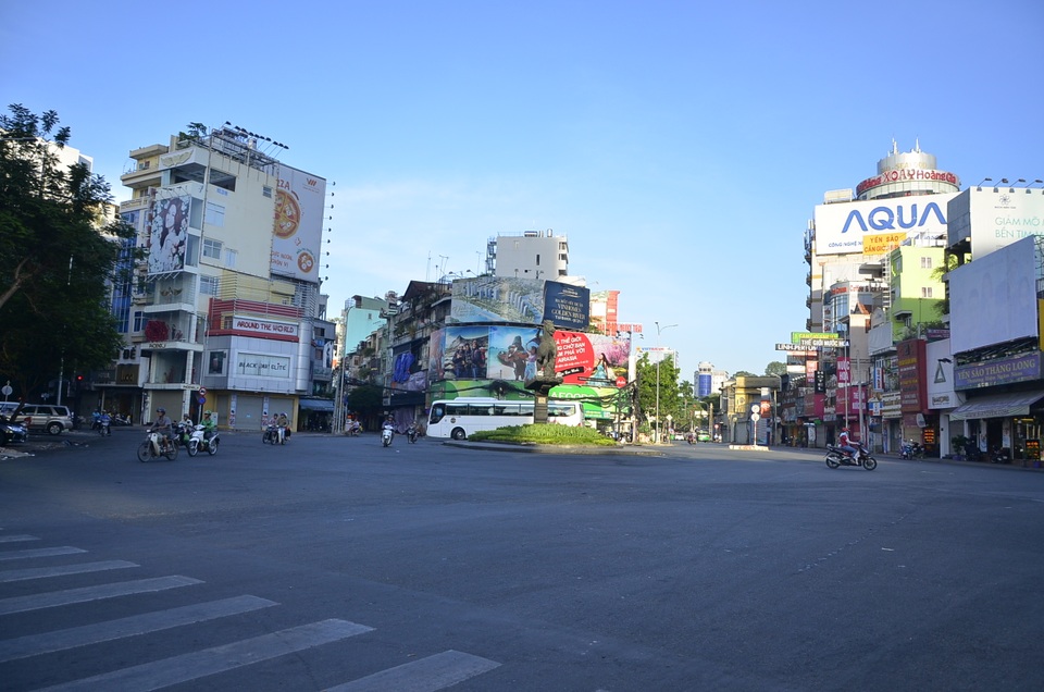 Một Sài Gòn không ồn ào, khác lạ trong ngày đầu năm mới - 14 Những vòng xoay thường ngày hay xảy ra kẹt xe thì sáng này cũng thư thái nằm phơi nắng
