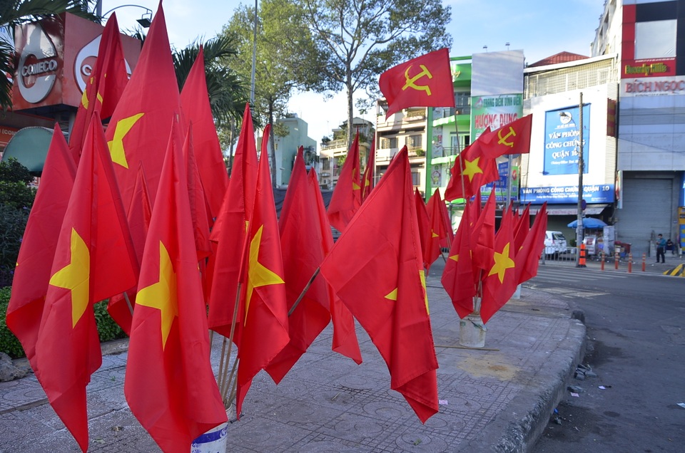 Một Sài Gòn không ồn ào, khác lạ trong ngày đầu năm mới - 8 Cờ hoa rực rỡ