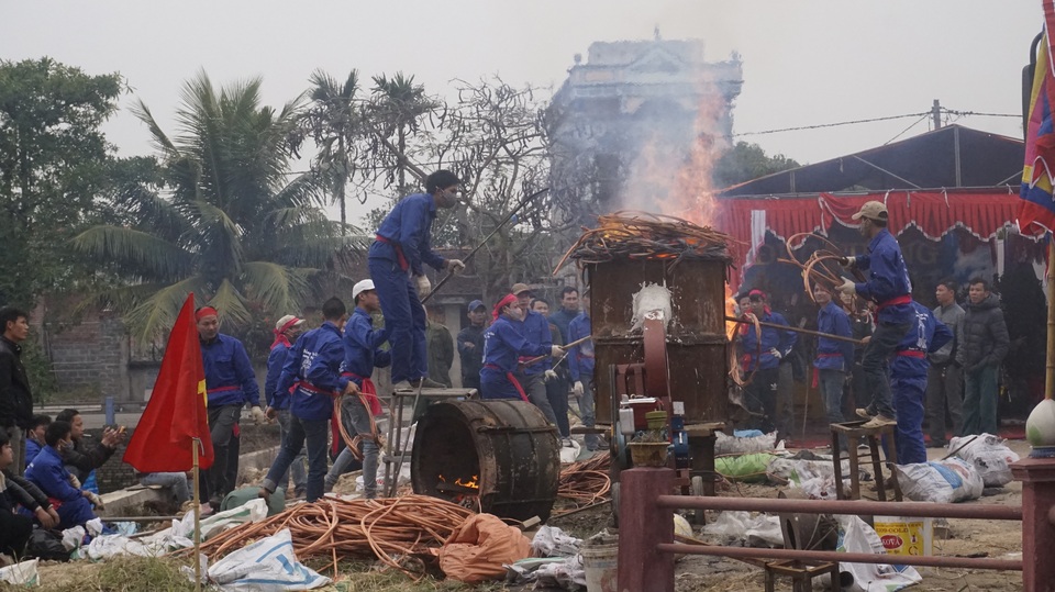 Khởi công đúc tượng Lạc Long Quân tại ngôi đình hơn 300 năm tuổi - 7 30 thợ đúc đồng đều là trai tráng khỏe mạnh của Đại Bái, được chính quyền và người dân chọn lựa để tham gia đúc tượng Lạc Long Quân.