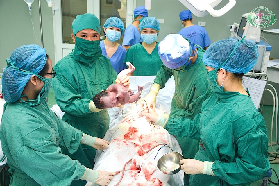 Em bé thụ tinh ống nghiệm đầu tiên ra đời tại Nghệ An - 1 Sáng ngày 17/11, BV HNĐK Nghệ An đã chính thức đón các em bé đầu tiên chào đời bằng phương pháp thụ tinh ống nghiệm (IVF) tại Nghệ An.