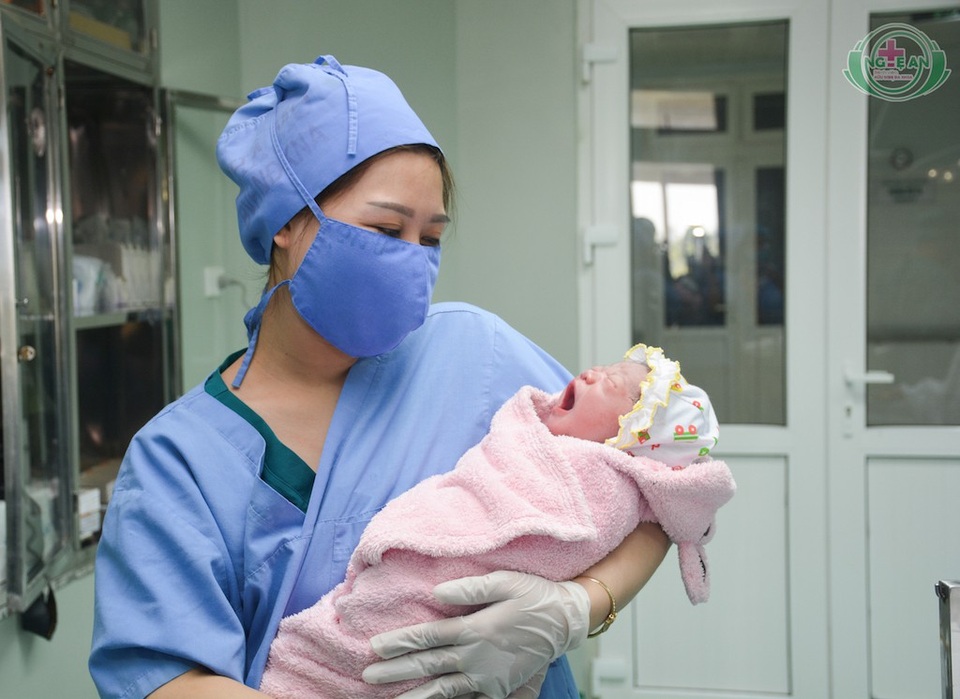 Em bé thụ tinh ống nghiệm đầu tiên ra đời tại Nghệ An - 2 Đây là ca thụ tinh ống nghiệm đầu tiên thành công tại bệnh viện sau hơn 9 tháng đi vào hoạt động, mang đến niềm tin, hy vọng và cơ hội cho nhiều cặp vợ chồng hiếm muộn.