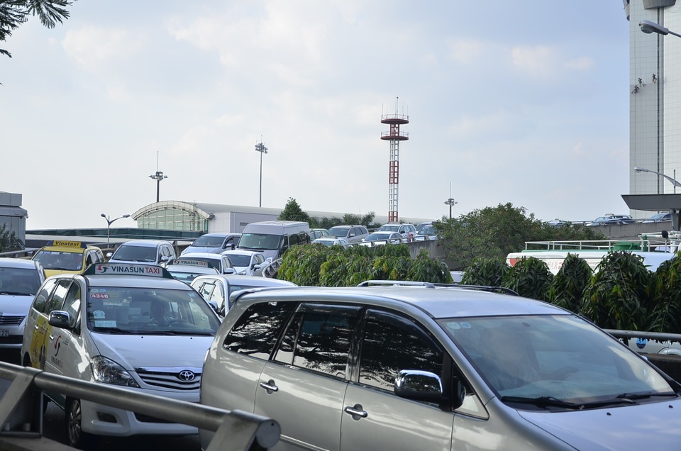 Kiều bào về quê ăn Tết, sân bay Tân Sơn Nhất ken cứng người - 8 Kiều bào về quê ăn Tết, sân bay Tân Sơn Nhất ken cứng người - 8