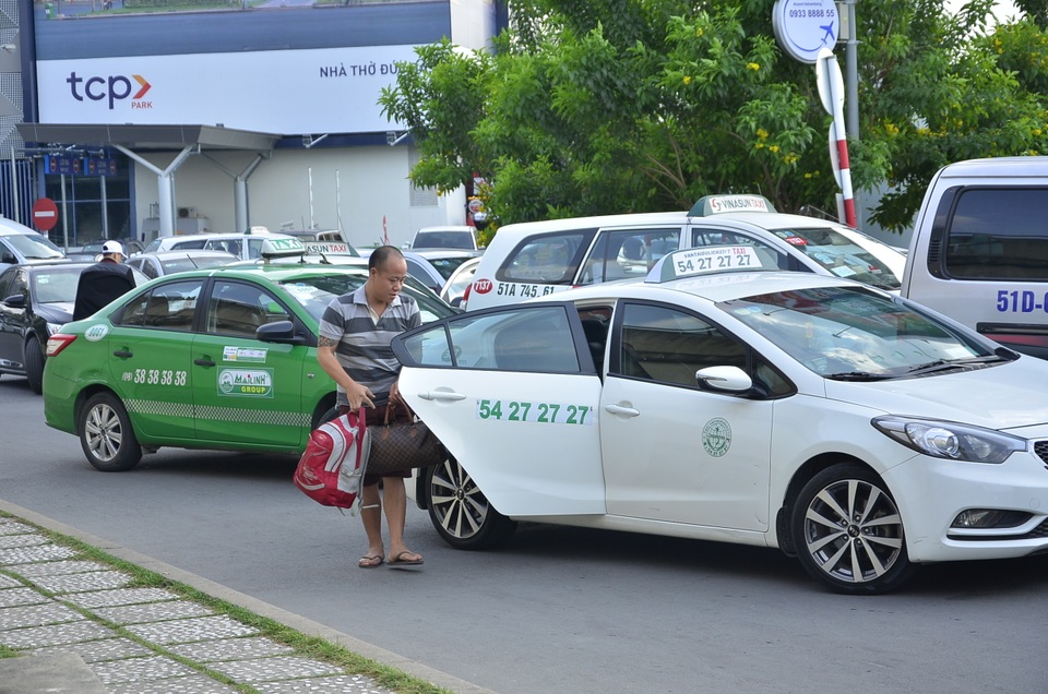 Sân bay Tân Sơn Nhất lại kẹt xe trầm trọng từ trong ra ngoài - 10 Nhiều người xuống xe đi bộ để kịp giờ bay