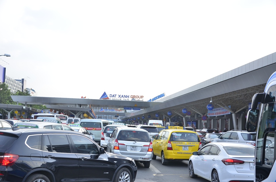 Sân bay Tân Sơn Nhất lại kẹt xe trầm trọng từ trong ra ngoài - 5 Ô tô kẹt cứng bên trong nhà ga quốc nội