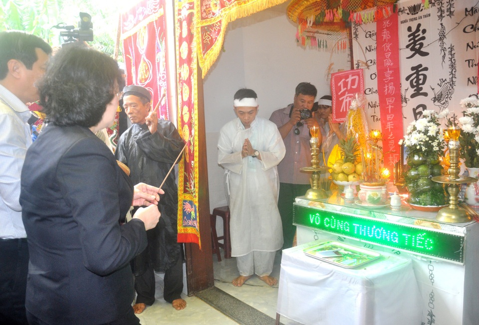 Phó Chủ tịch nước tặng quà người dân vùng lũ Quảng Nam - 1 Phó Chủ tịch nước Đặng Thị Ngọc Thịnh thăm hỏi động viên gia đình của ông Lê Ngọc Tạng
