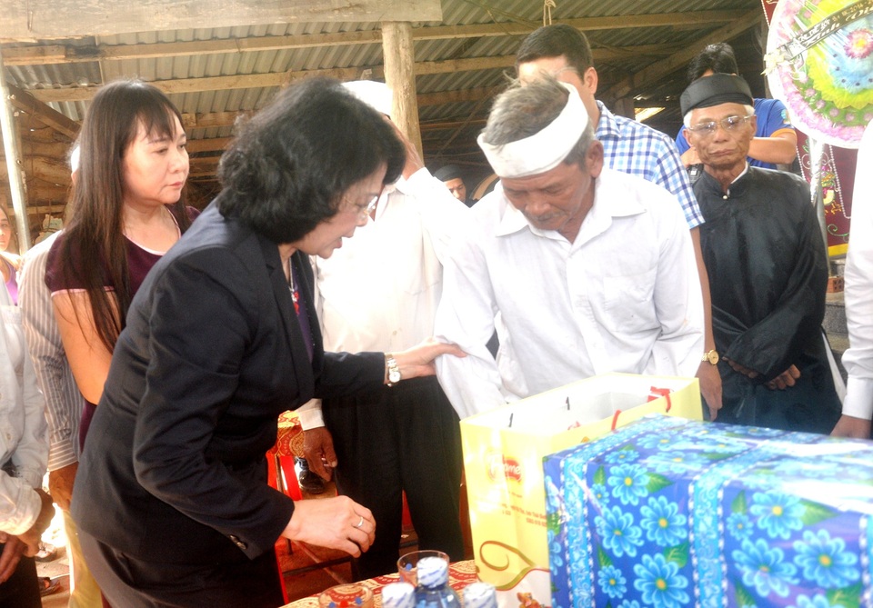 Phó Chủ tịch nước tặng quà người dân vùng lũ Quảng Nam - 2 Phó Chủ tịch nước tặng quà đến người dân vùng rốn lũ Đại Lộc