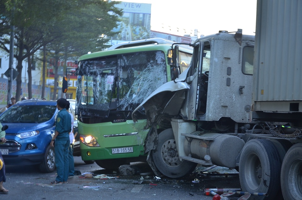 Xe container húc xe buýt, hơn 10 người bị thương - 1