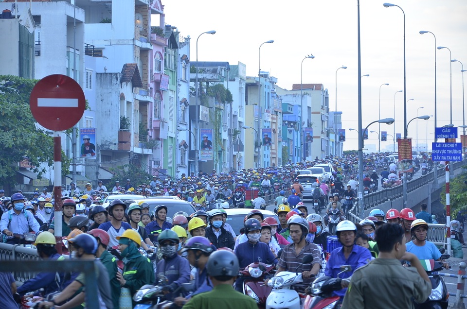 
Giao thông qua khu vực cầu Kênh Tẻ ùn xe kéo dài.

