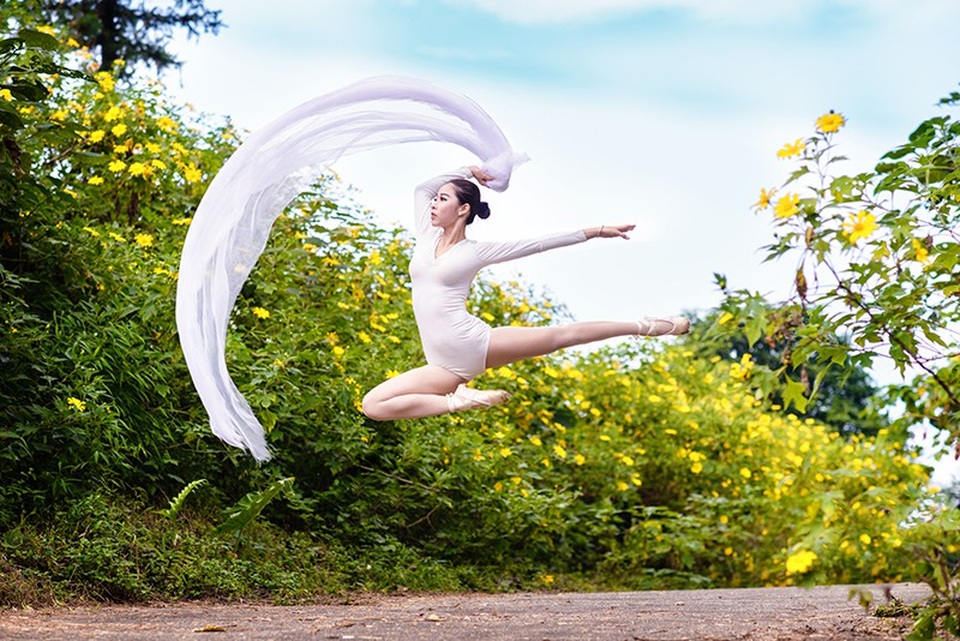 Đắm say điệu vũ ballet của thiếu nữ Hà thành giữa rừng núi Ba Vì - 6 Ngọc Bích phiêu vũ đạo giữa sắc vàng rực rỡ của loài hoa dã quỳ.