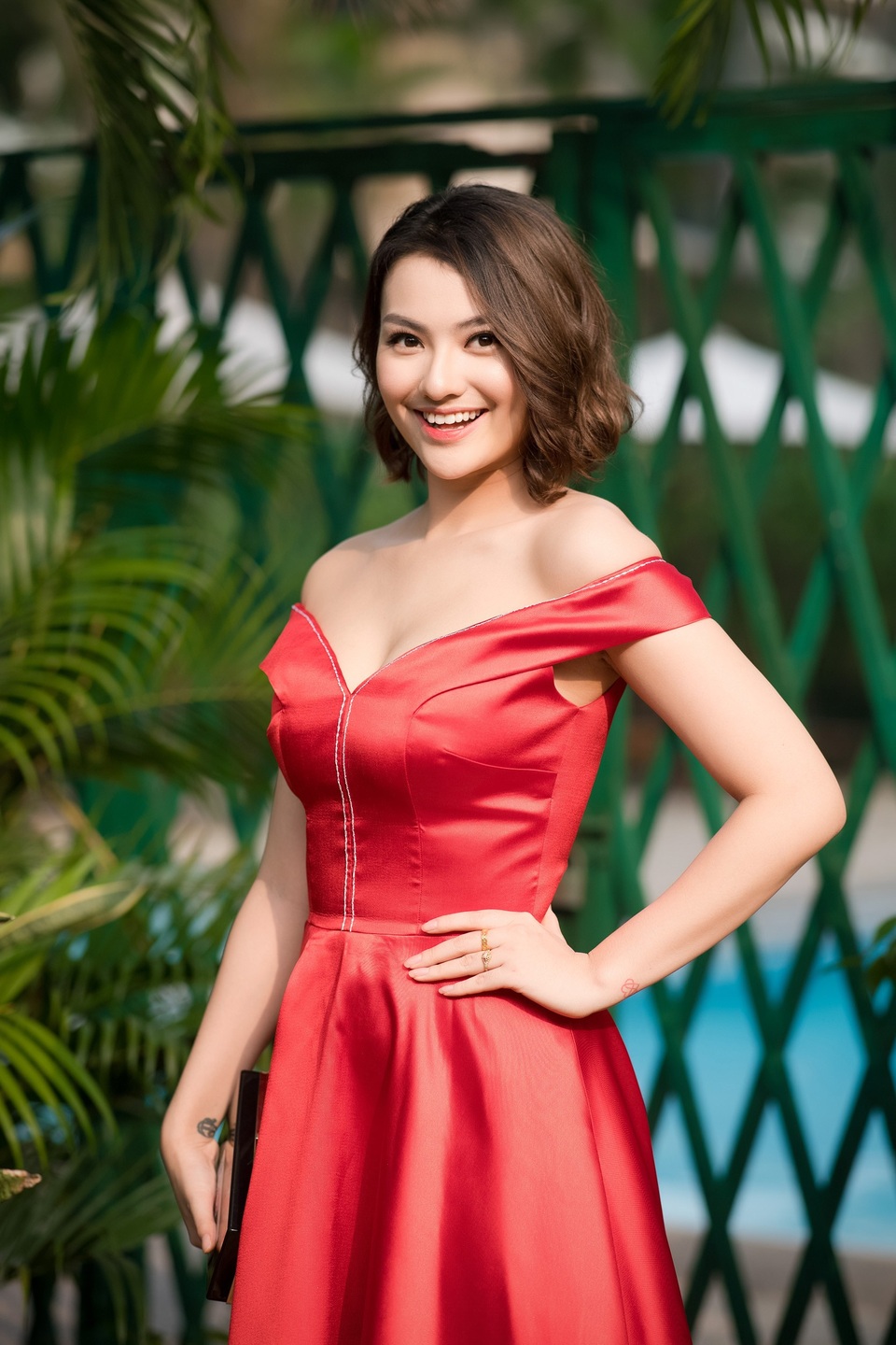 Hồng Quế lại khoe trọn vai trần và vòng 1 đầy đặn với váy trễ nải.