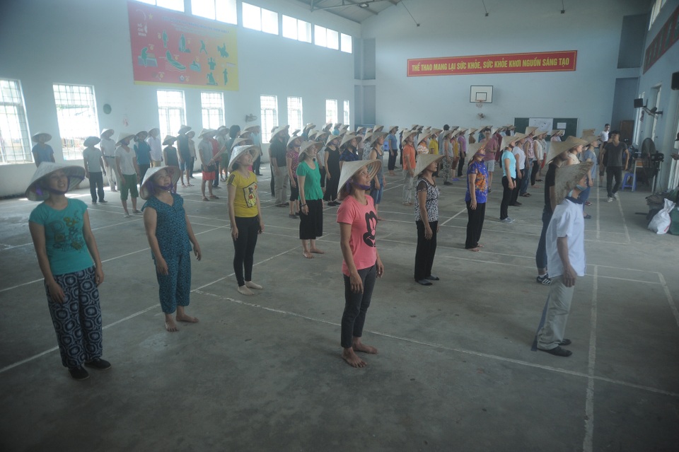 Đạo diễn Việt Tú nói gì khi “Tinh Hoa Bắc Bộ” xuất hiện sau vở diễn của anh? - 3 Bà con nông dân tập luyện