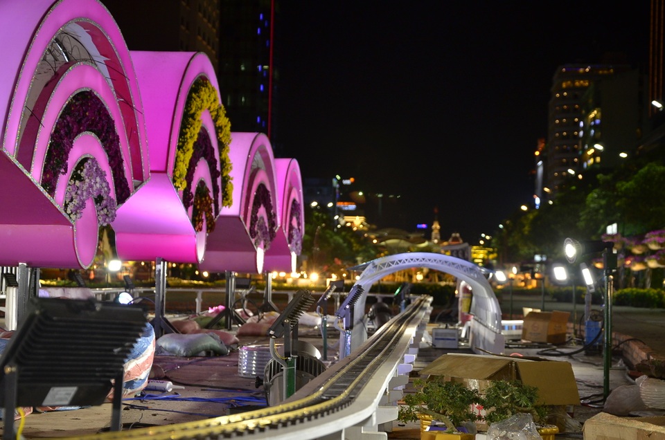 Đường hoa Nguyễn Huệ đẹp lung linh trước ngày khai mạc - 13 Tiểu cảnh “Thành phố thông minh - Smart City”, với hình ảnh đoàn tàu metro dài 2 m được bố trí chạy xung quanh biểu tượng công nghệ số.