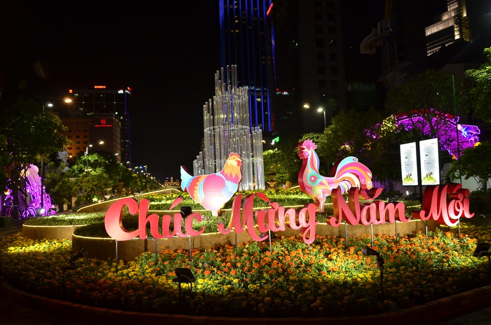 Đường hoa Nguyễn Huệ đẹp lung linh trước ngày khai mạc - 14 Kết thúc đường hoa Nguyễn Huệ với ứng dụng hệ thống đèn Matrix Led được lập trình sẵn với màu sắc biến đổi liên tục