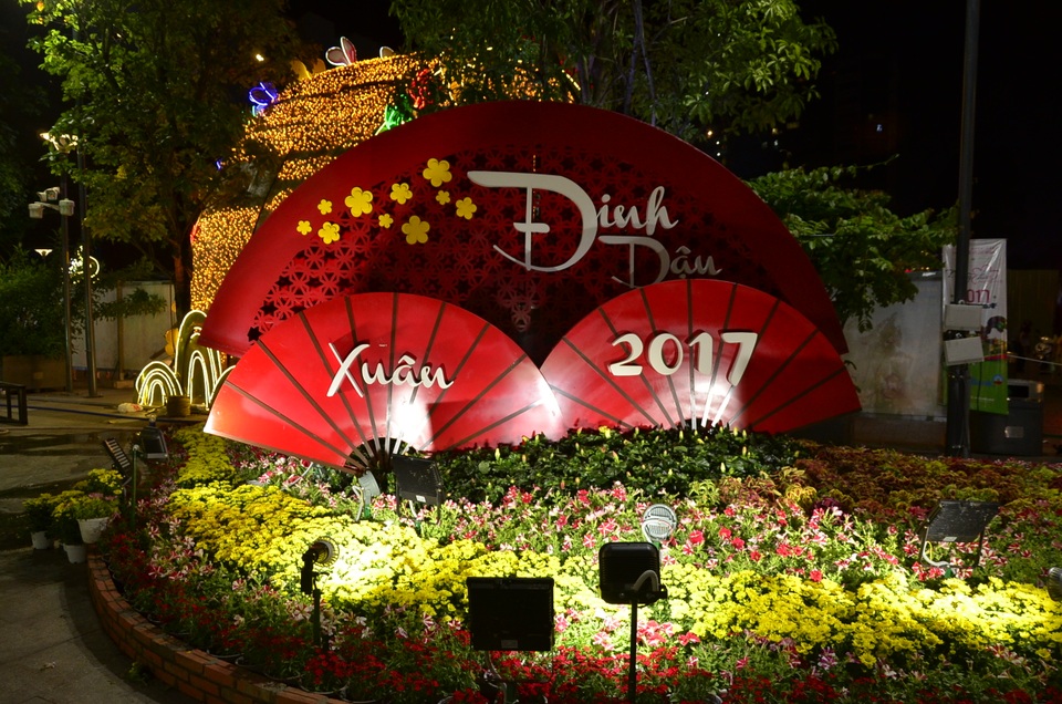Đường hoa Nguyễn Huệ đẹp lung linh trước ngày khai mạc - 4 Tiểu cảnh chào Xuân Đinh Dậu 2017 được lắp đặt ở phía tay phải đường hoa