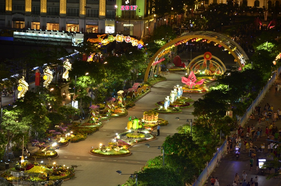 Đường hoa Nguyễn Huệ đẹp lung linh trước ngày khai mạc - 5 Tiểu cảnh “Thành phố trong tranh” là những nét họa trên những bình gốm cao, suối hoa, hay hình ảnh tết miền Nam với mâm ngũ quả, bánh chưng, bánh tét
