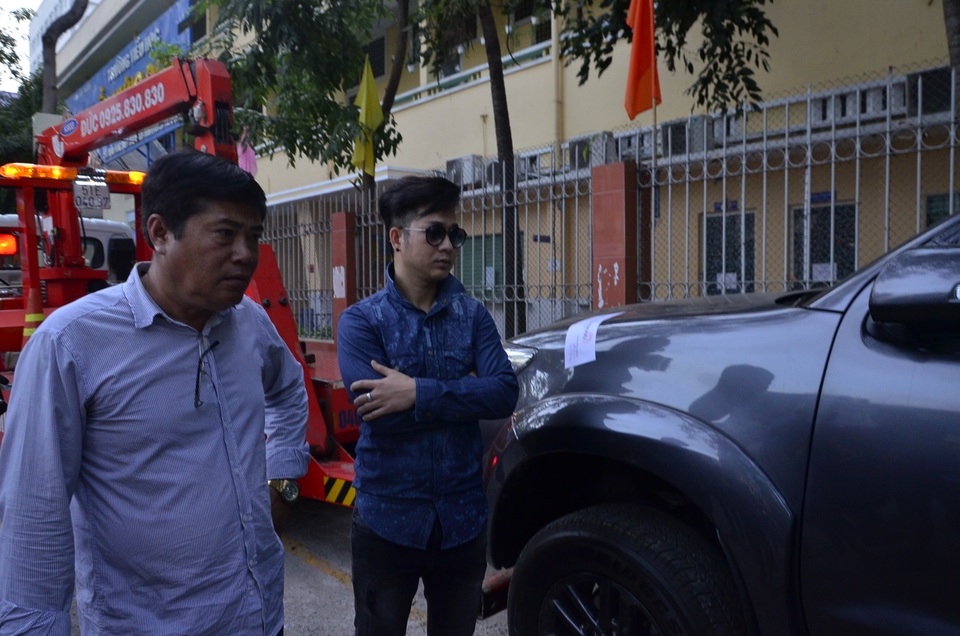 Ông Đoàn Ngọc Hải: “Lấn một tấc vỉa hè cũng đập” - 11
Nam ca sĩ Quách Tuấn Du bên chiếc xe bị cẩu đi.