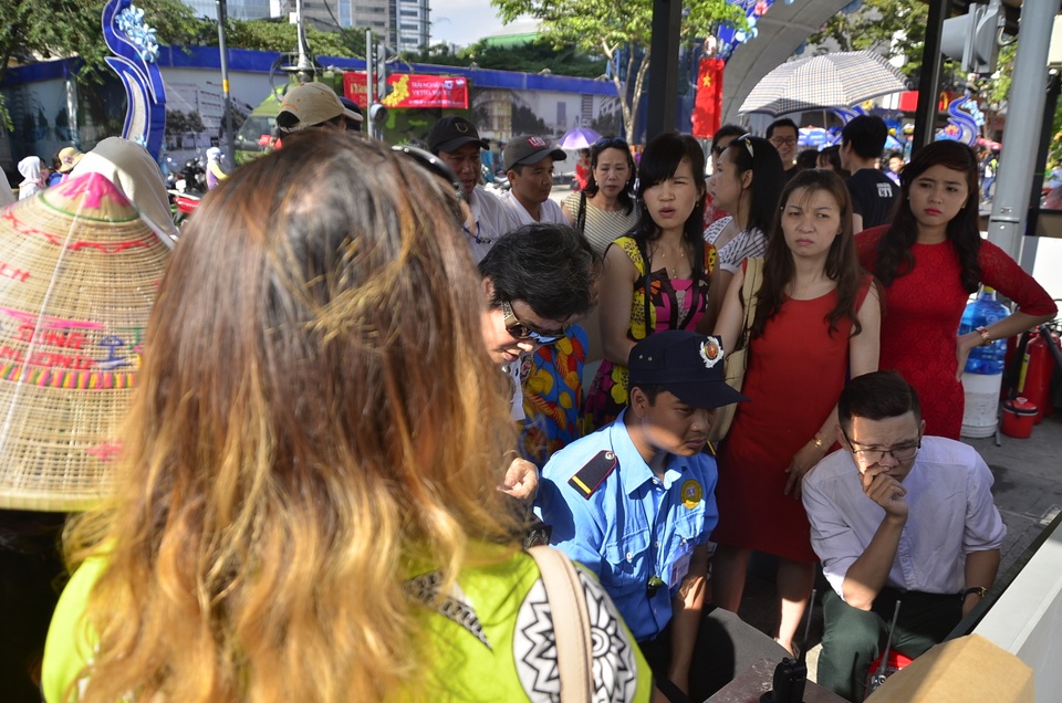 Nhiều nạn nhân đến tổ bảo vệ trực đường hoa để trình báo bị móc túi, cướp giật