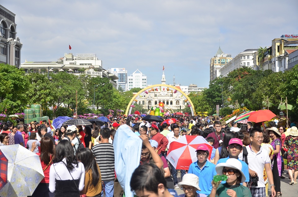 Gần 10 trường hợp bị cướp giật điện thoại trên đường hoa Nguyễn Huệ - 4 Rất đông người dân đổ về đường hoa Nguyễn Huệ sáng 26/1