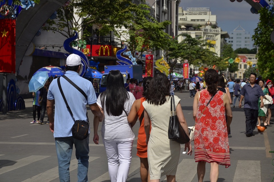 Gần 10 trường hợp bị cướp giật điện thoại trên đường hoa Nguyễn Huệ - 9 Sau đó cả nhà rời đường hoa trong tâm trạng rất buồn ngay trước thềm dịp Tết nguyên Đán