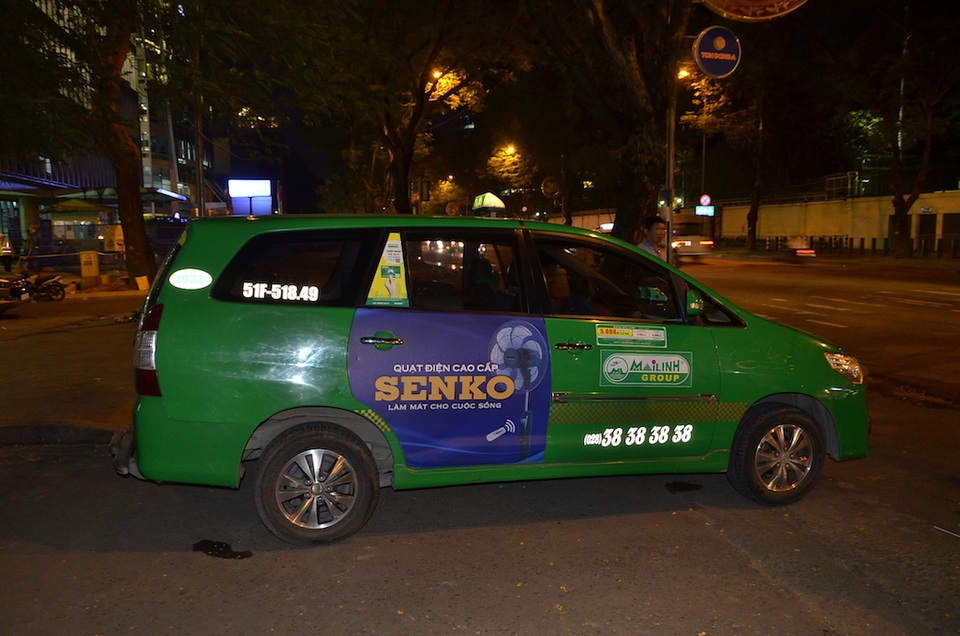 Ông Đoàn Ngọc Hải tiếp tục ra quân dẹp vỉa hè sau 4 tháng tạm dừng - 2
Taxi đậu trên vỉa hè bị phạt