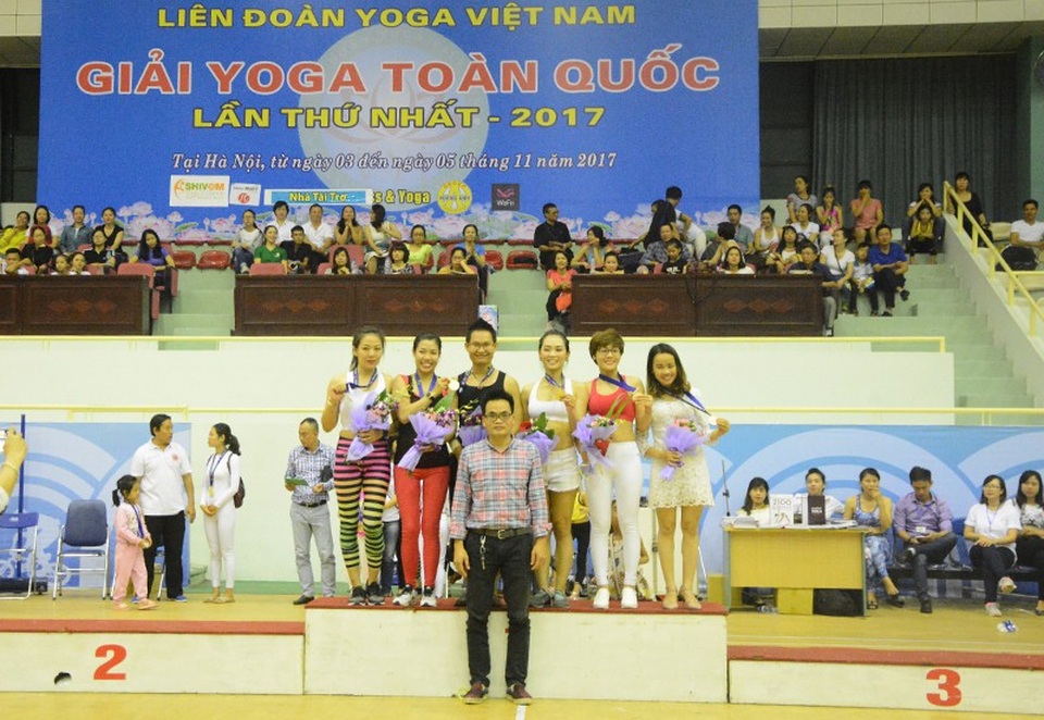 Cặp đôi Yoga nổi tiếng đất Hải Phòng vô địch giải Yoga toàn quốc - 8 Ông Nguyễn Tiến Phi - Ủy viên, Chánh văn phòng Liên đoàn Yoga trao giải cho đôi vợ chồng Kim Ba - Ngọc Anh