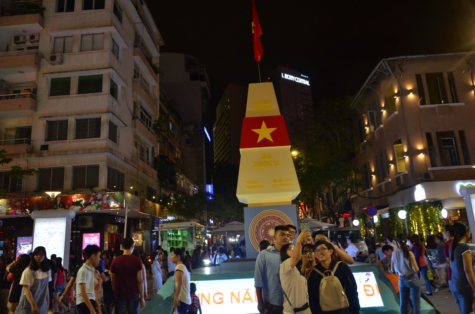 “Biển người” du xuân sớm trên đường hoa Nguyễn Huệ 2017 - 11 Nhóm bạn trẻ chụp ảnh bên cột mốc chủ quyền được đặt ở đường hoa