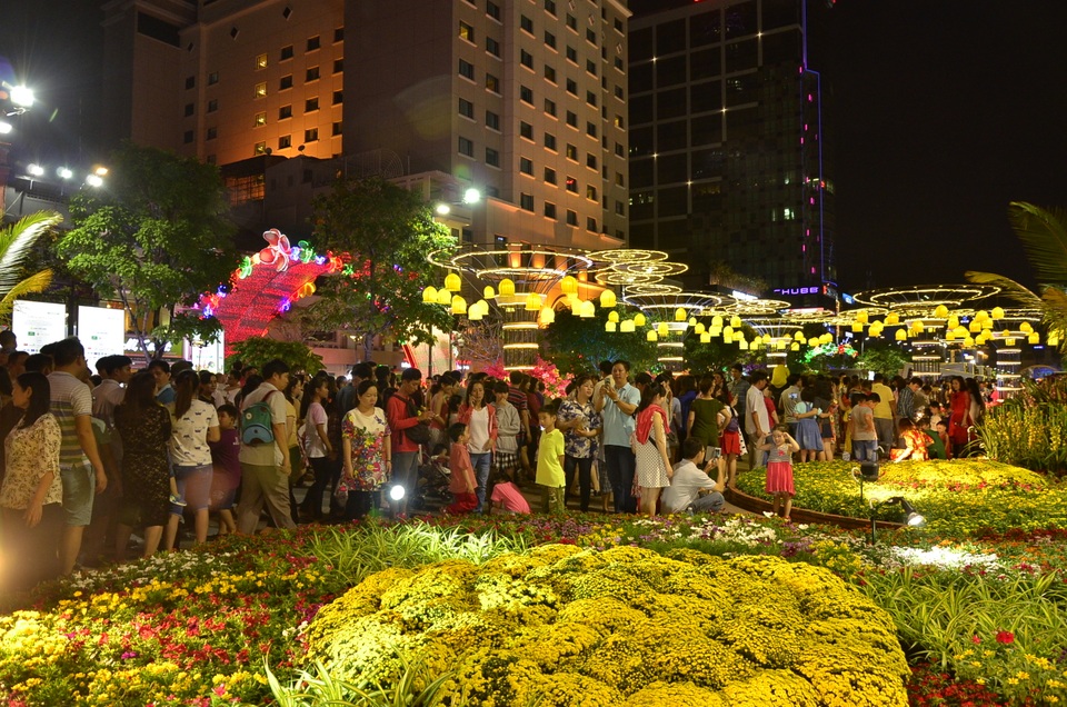 “Biển người” du xuân sớm trên đường hoa Nguyễn Huệ 2017 - 9 Những sắc màu rực rỡ của hoa, tạo nên những tiểu cảnh bắt mắt