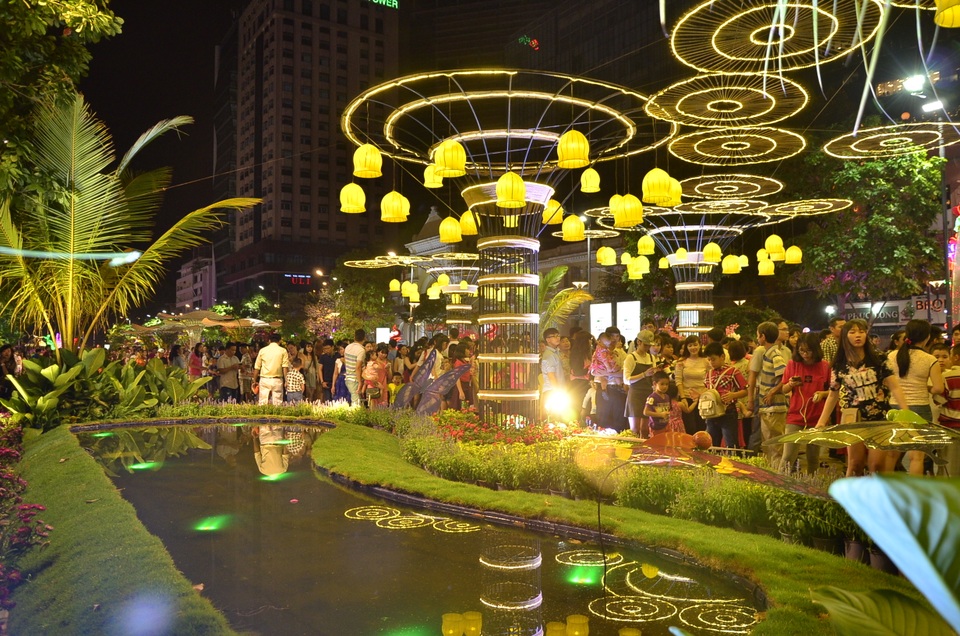 “Biển người” du xuân sớm trên đường hoa Nguyễn Huệ 2017 - 14
Những tiểu cảnh hồ nước tạo sự gần gũi, hài hòa với thiên nhiên được người dân TP yêu thích