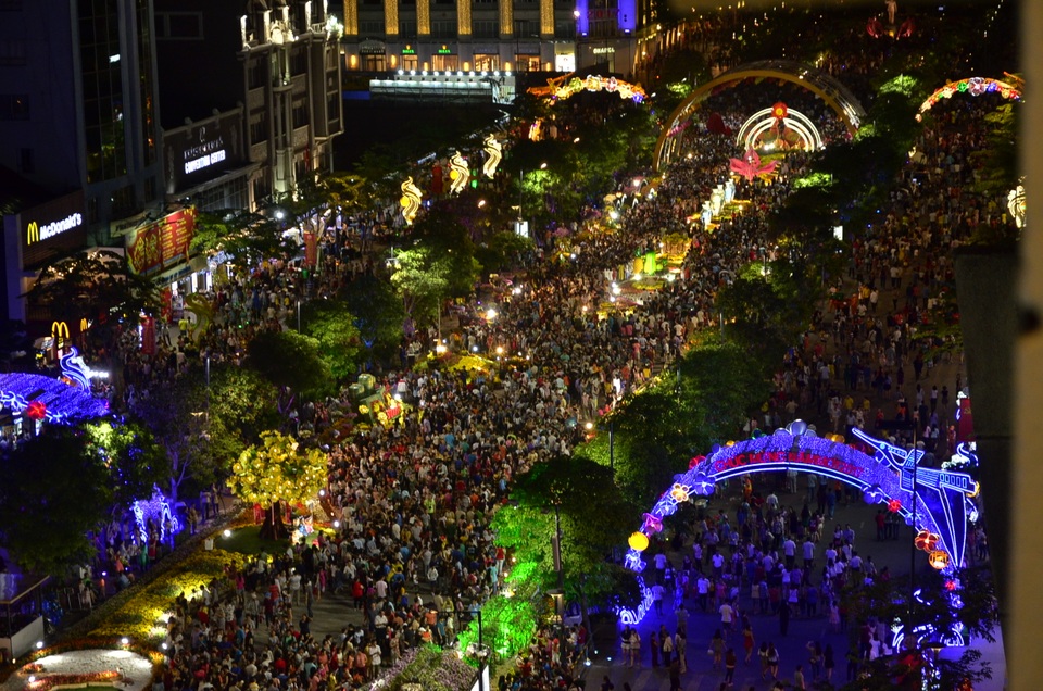 “Biển người” du xuân sớm trên đường hoa Nguyễn Huệ 2017 - 3 “Biển người” du xuân sớm trên đường hoa Nguyễn Huệ 2017 - 3