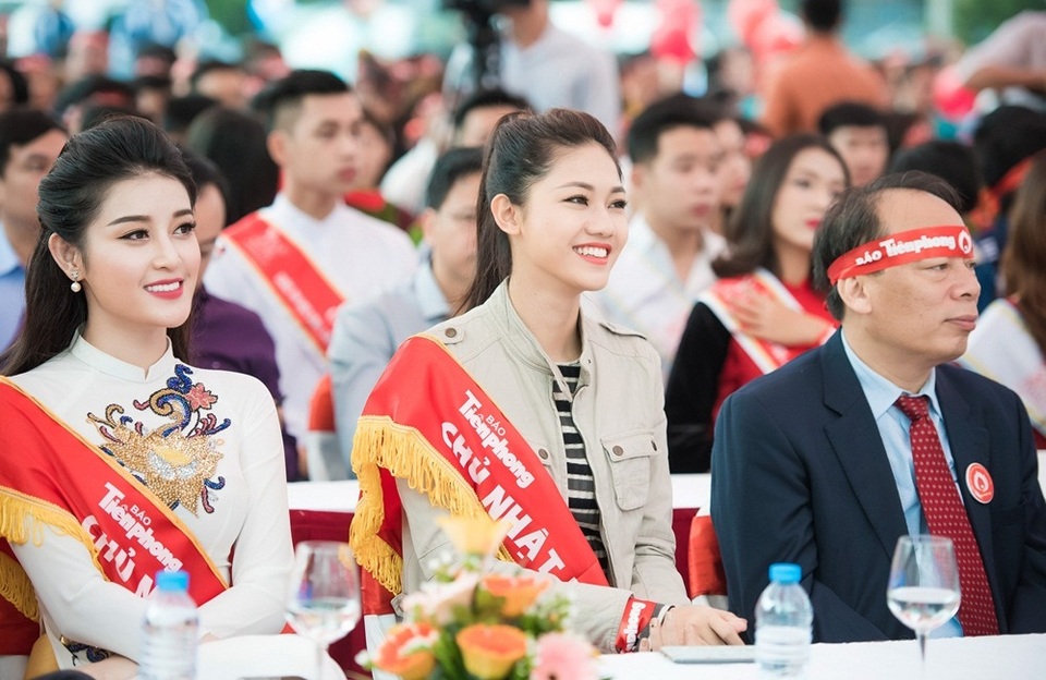 Tại đầu cầu Hà Nội, Á hậu Thanh Tú cũng tham gia hiến máu cùng Hoa hậu Ngọc Hân và Á hậu Huyền My.