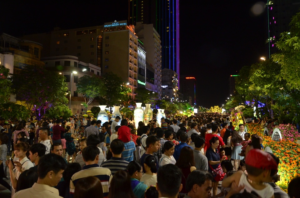 “Biển người” du xuân sớm trên đường hoa Nguyễn Huệ 2017 - 1 “Biển người” du xuân sớm trên đường hoa Nguyễn Huệ 2017 - 1
