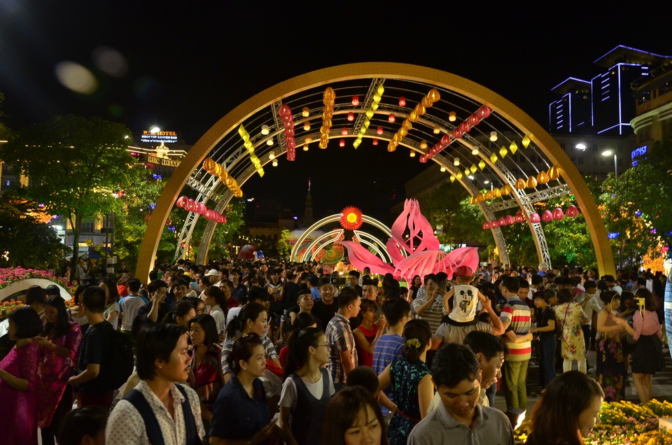 “Biển người” du xuân sớm trên đường hoa Nguyễn Huệ 2017 - 10 Giàn đèn lồng lung linh về đêm