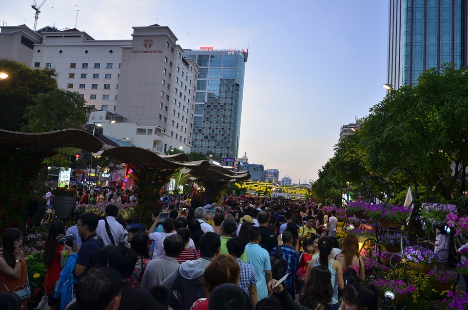 Người dân cả nước hân hoan trong phút giao thừa - 113 Người dân đổ về đường hoa Nguyễn Huệ chật kín từ rất sớm
