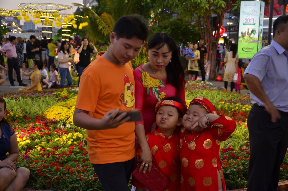 Người dân cả nước hân hoan trong phút giao thừa - 121 Ai ai cũng tranh thủ ghi lại những hình ảnh tuyệt đẹp trên đường hoa
