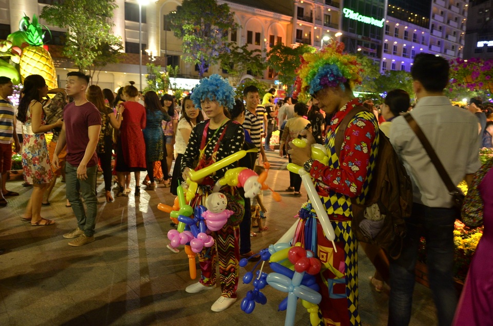 Người dân cả nước hân hoan trong phút giao thừa - 125 Nhiều chương trình phục vụ các em thiếu nhi trên đường hoa Nguyễn Huệ
