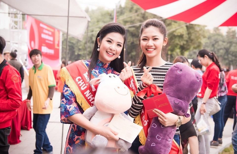 Sau khi hiến máu, Thanh Tú cảm thấy phấn chấn vô cùng, cô còn tạo dáng chụp hình với y sĩ và Hoa hậu Ngọc Hân.